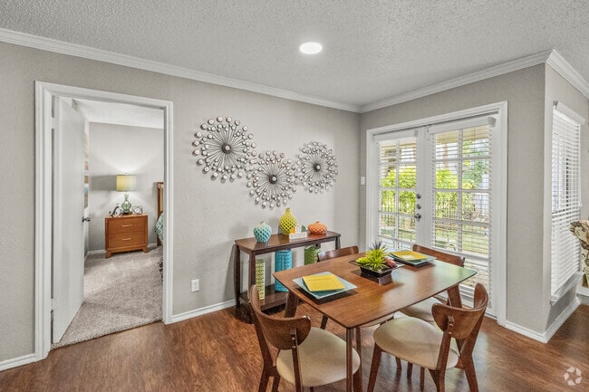 2BR, 2BA - 934SF - Dining Room - Westmount at River Park Apartments