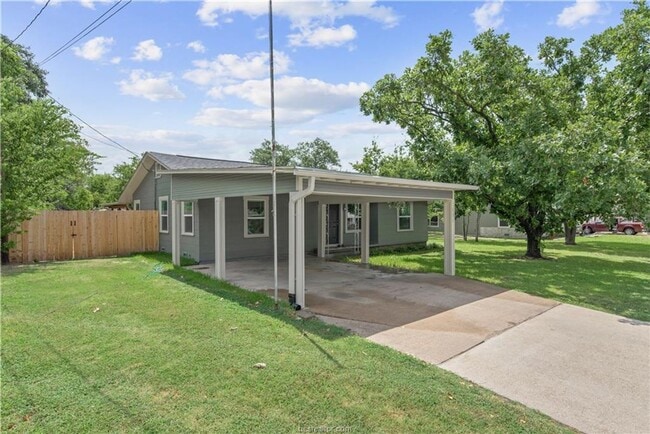 Building Photo - Available June 2026! Adorable 3 Bedroom Ho...