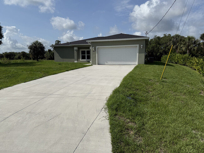 Building Photo - 1136 S Hilton Cir