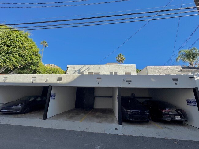 Foto del edificio - Sun-Filled 2-bed 1-bath First Floor short stroll to Cedars-Sinai, Robertson Blvd, Beverly Center