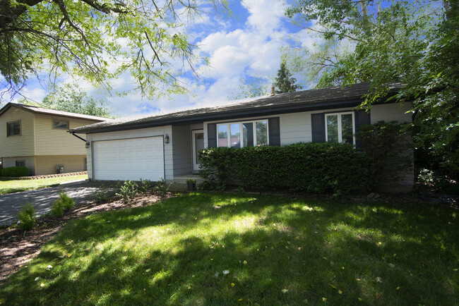Building Photo - 421 Robinhood Dr