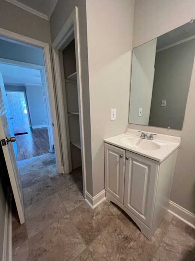 Foto del edificio - Low Maintenance & Very Affordable Living, Updated 1-BD, 1-BA duplex located in a convenient area ...