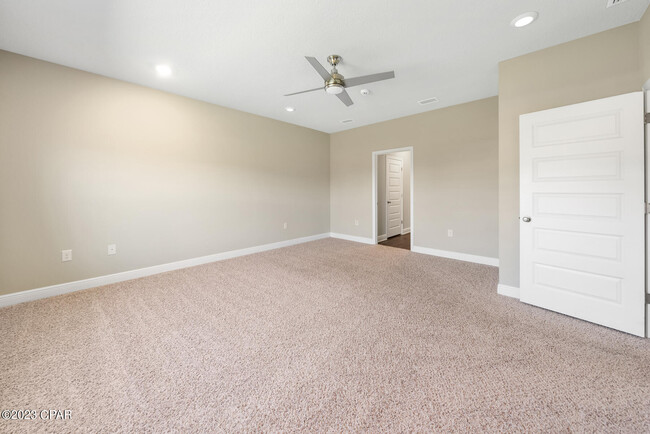 Building Photo - 553 Cove Villa St