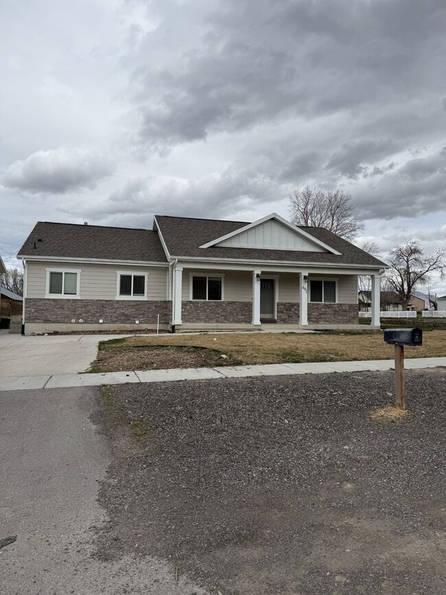 Building Photo - 491 E 200 N