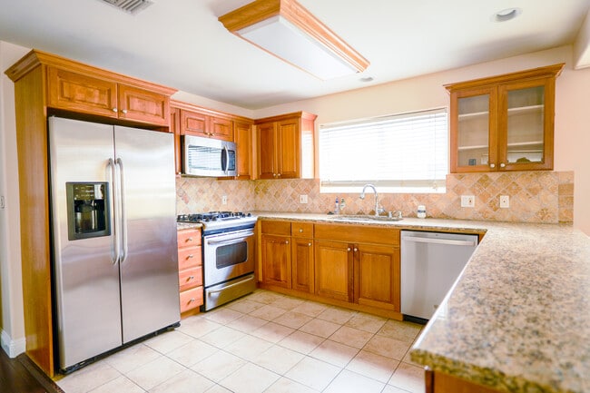 Open concept kitchen with granite counters - 10752 Hortense St