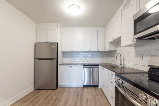 1BR, 1BA - 778SF - Kitchen - 1560, 1570, 1580 Adelaide Street North
