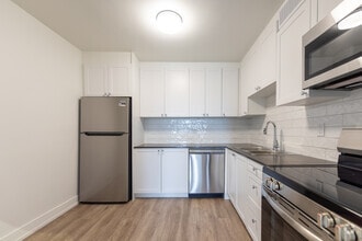 1BR, 1BA - 778SF - Kitchen - 1560, 1570, 1580 Adelaide Street North