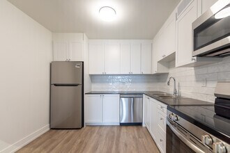 1BR, 1BA - 778SF - Kitchen - 1560, 1570, 1580 Adelaide Street North