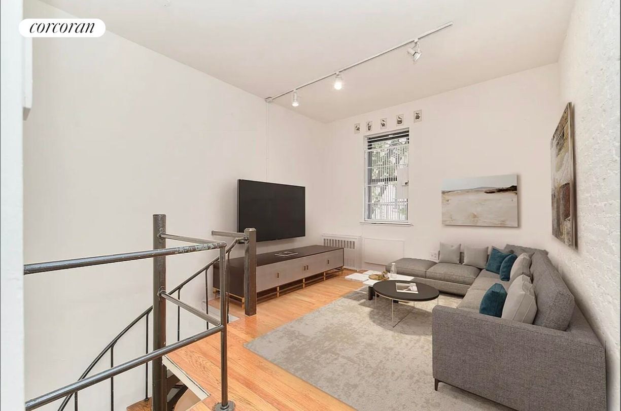 Foto principal - 233 E 12th St