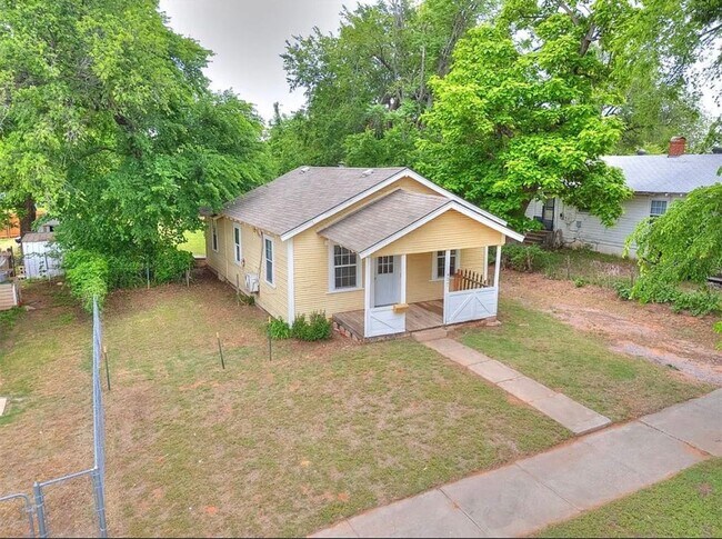 Foto del edificio - Charming Three Bedroom Home Located in OKC