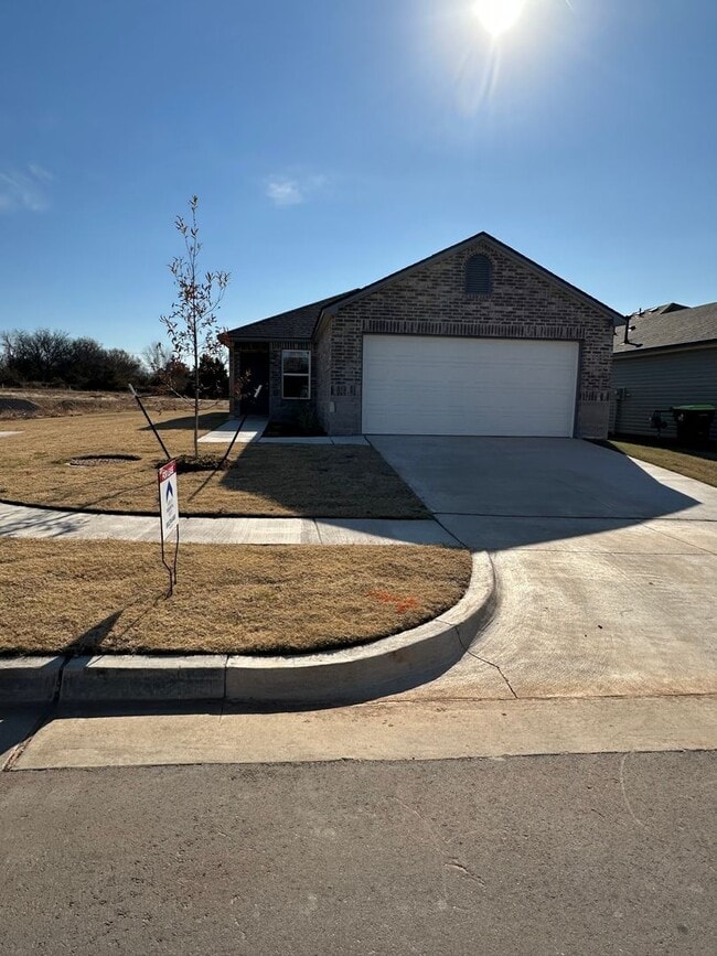 Building Photo - Half Off First Month's Rent + No Hidden Fees! Move-In Ready 3 Bed, 2 Bath Home in Southbrook