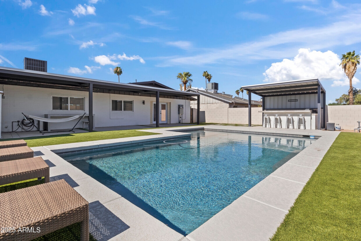 Foto principal - 2166 E Greenway Dr