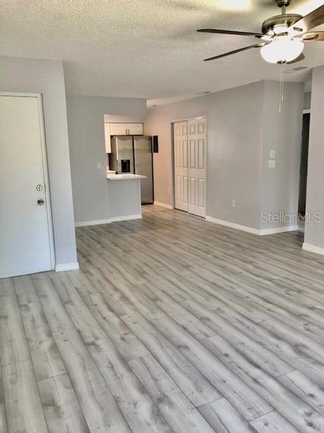 Foto del edificio - 2717 Hidden Lake Blvd