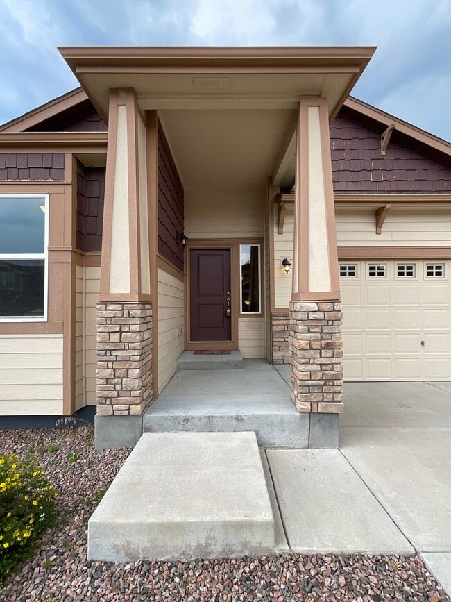 Building Photo - 4 Bedroom Home Available Near Woodmoor Dr ...