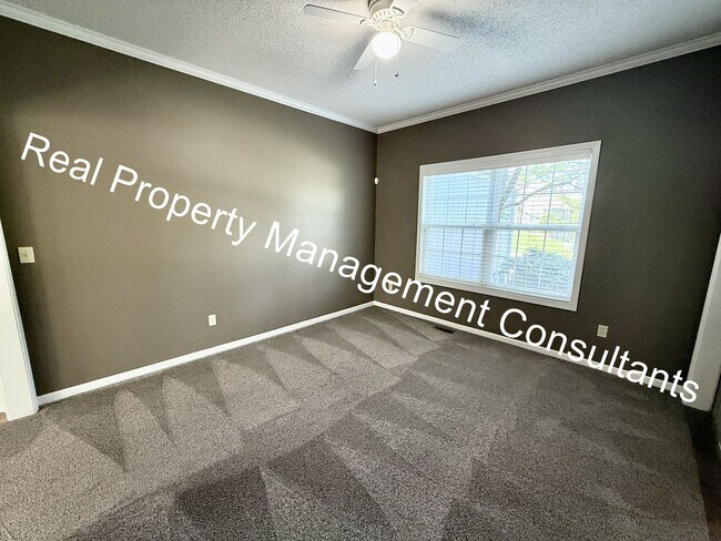Foto del edificio - Spacious 4 Bed, 4 Bath Home with 3+ Car Garage and Amazing Amenities in Liberty schools!