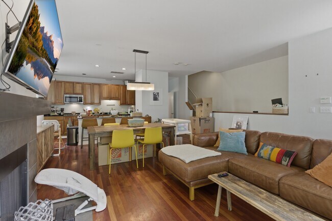 Foto del edificio - 1323 S Indiana Pkwy