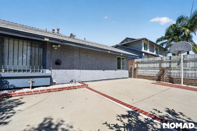Foto del edificio - 7705 Babcock Ave