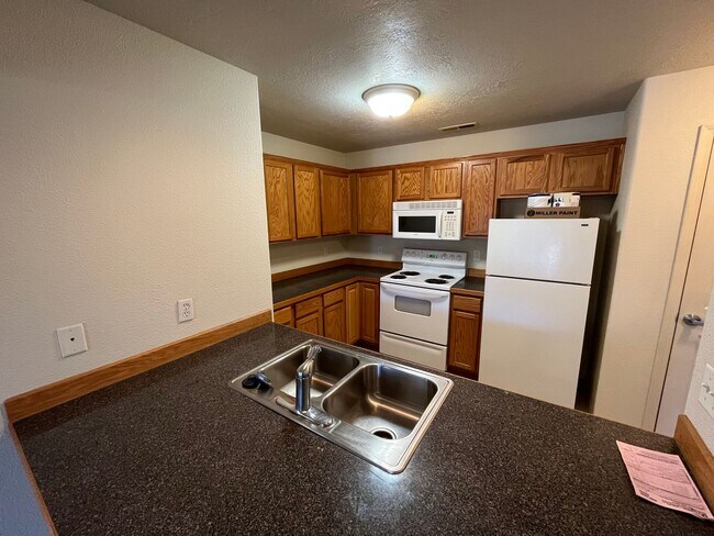Foto del edificio - Upstairs 1-bedroom, 1-bath Apartment in an...