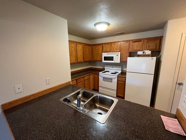 Building Photo - Upstairs 1-bedroom, 1-bath Apartment in an...
