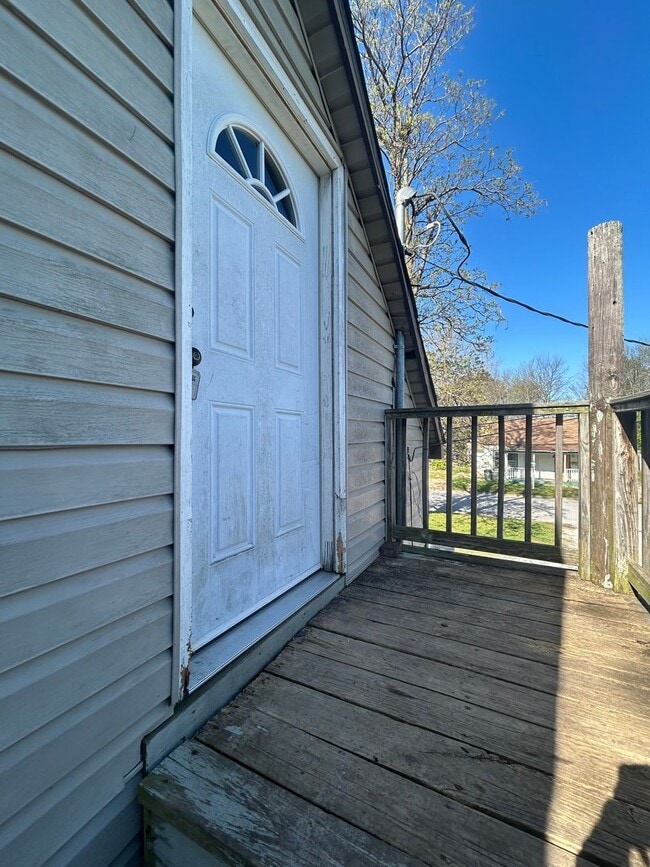 Building Photo - 309 Laura St