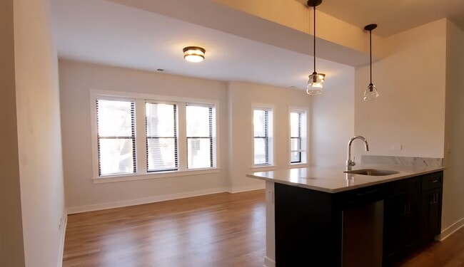 Building Photo - 2211 W Eastwood Ave