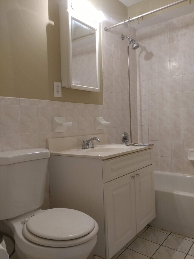 Full Bathroom - 407 College Dr