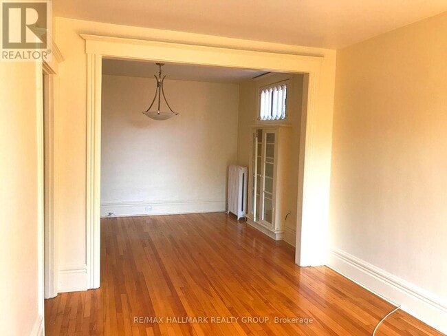 Building Photo - 421 Lisgar St