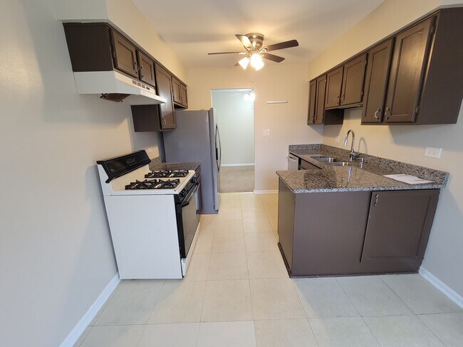 Building Photo - 830 Knottingham Dr