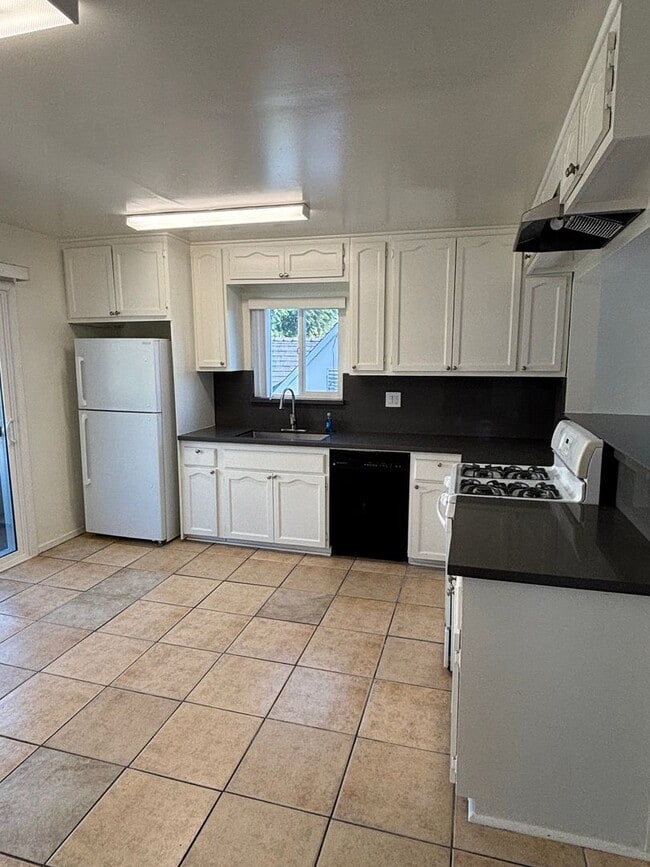 Building Photo - Spacious 4 Bed/2 Bath  Apartment for Rent in San Pedro