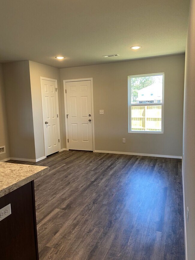 Building Photo - Brick Home in Centerton!