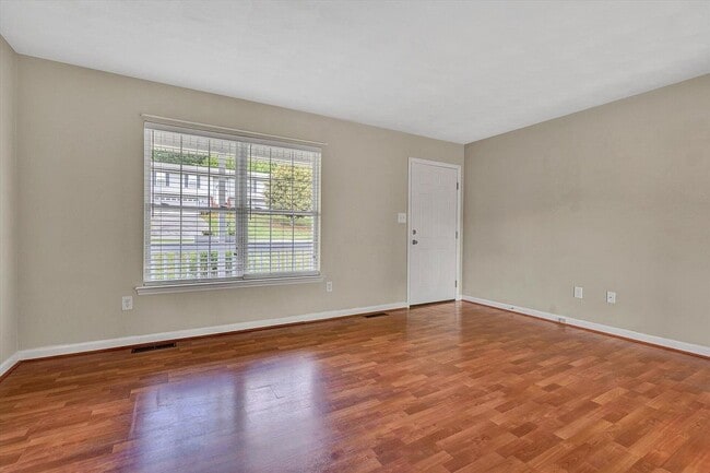 Building Photo - 535 Hillview Dr