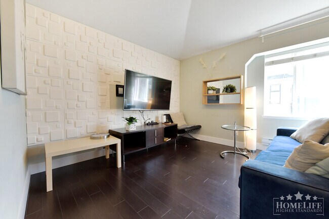 Building Photo - Fully Furnished 1 Bedroom Coach House in Clayton – Utilities Included