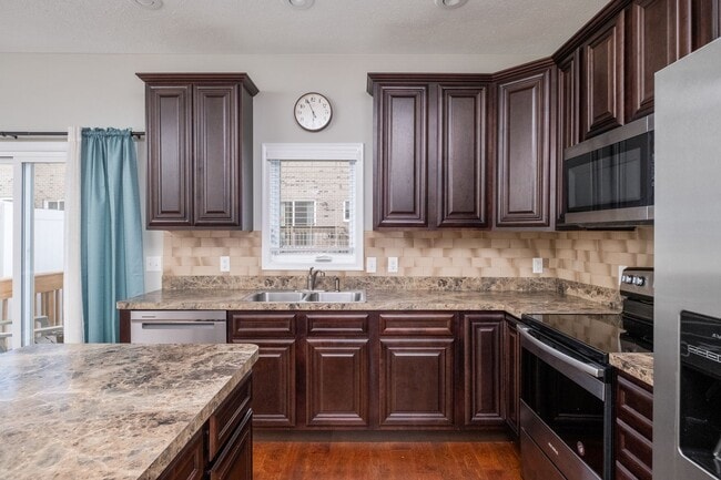 Building Photo - Stunning Cedar Point Townhome – Dual Suites & Modern Finishes