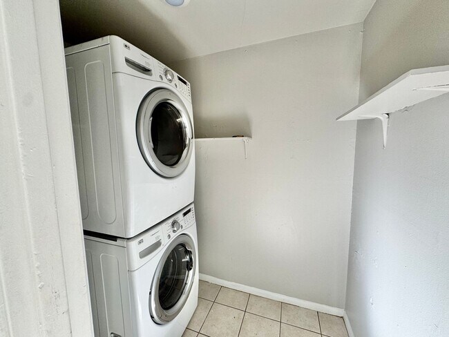 Foto del edificio - 449 Glen View Ct