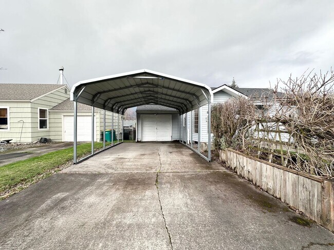 Foto del edificio - Wood Village Single Family Home - Huge Yard!