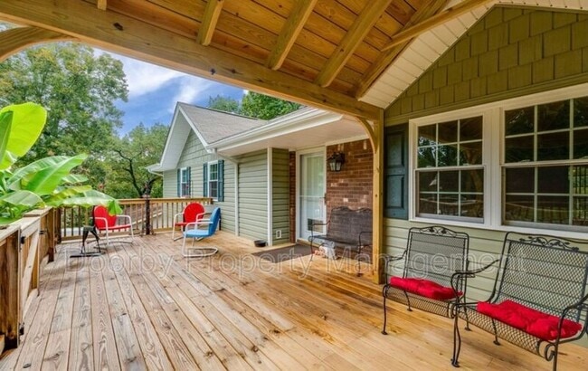 Building Photo - 4557 Ravenwood Dr N