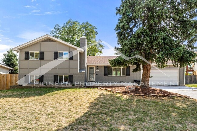 Building Photo - Spacious Home with Washer/Dryer and 2 Car ...