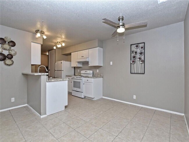 Building Photo - 8905 Pineridge Dr