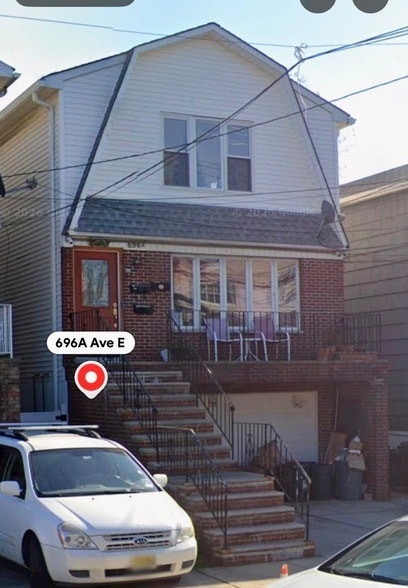 Building Photo - 696A Avenue East Unit 2