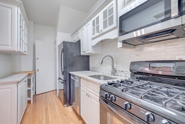 Building Photo - 2730 10th St NE