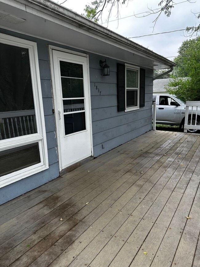 Building Photo - 1837-1837 Post Rd