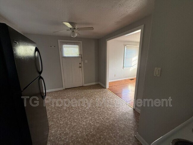 Foto del edificio - 5557 Ramona Blvd