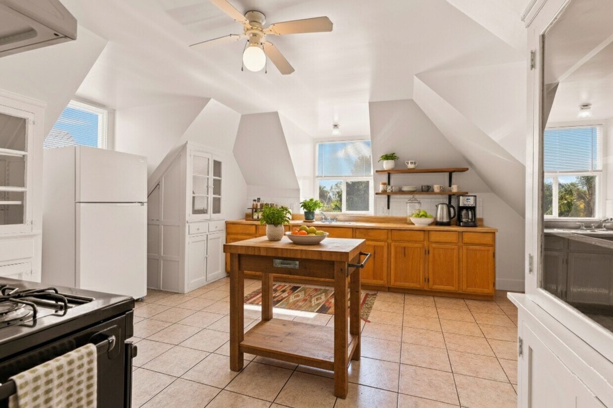 Utilities Included! 3 Bedrooms with Bonus Room & Spacious Kitchen - Utilities Included! 3 Bedrooms with Bonus ...