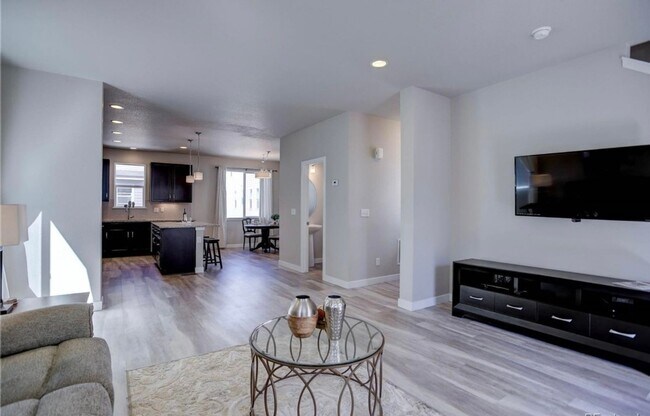 Building Photo - 3 Bedroom Townhome in Aurora