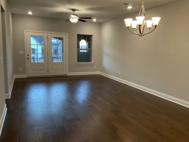 Foto del edificio - Like New Townhome With 3 Beds, 3 Bath & 2 ...