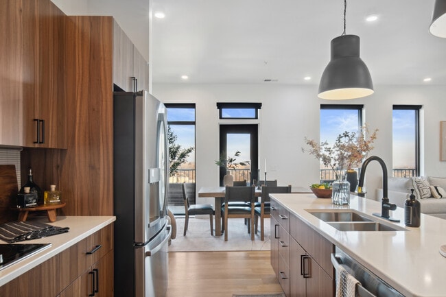 Photo - 37 West Farnam Apartments