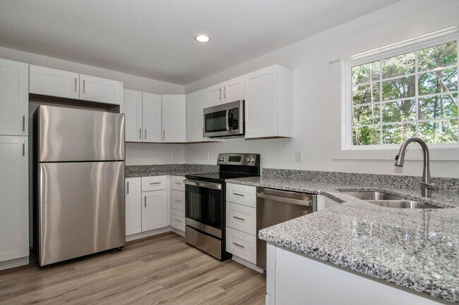 Foto del edificio - Lux Three Bedroom Townhouse in Sherrills Ford
