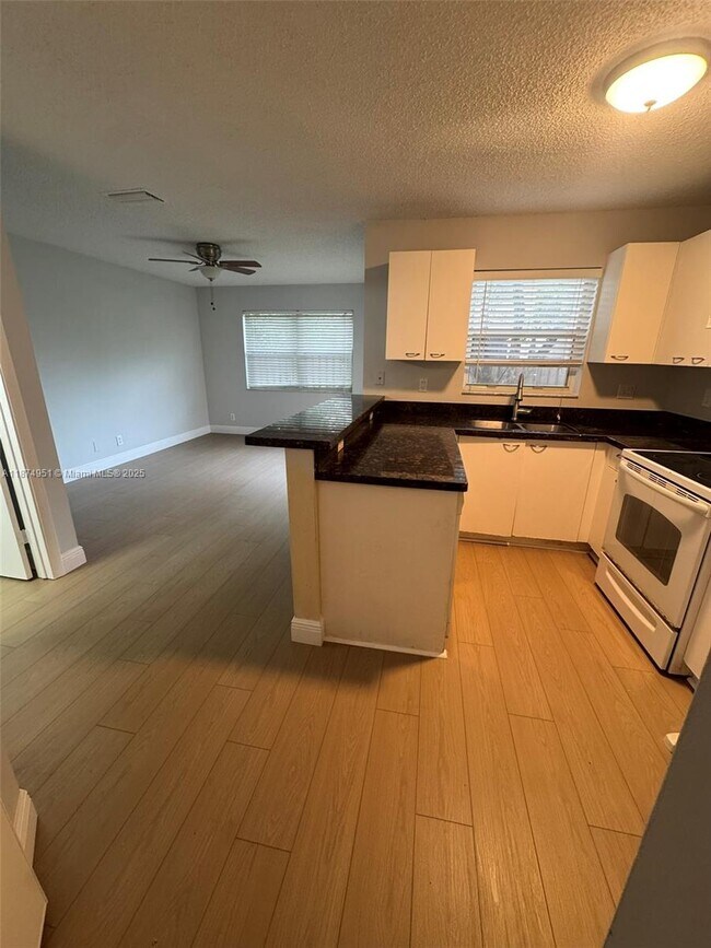 Foto del edificio - 10931 NW 12th Pl