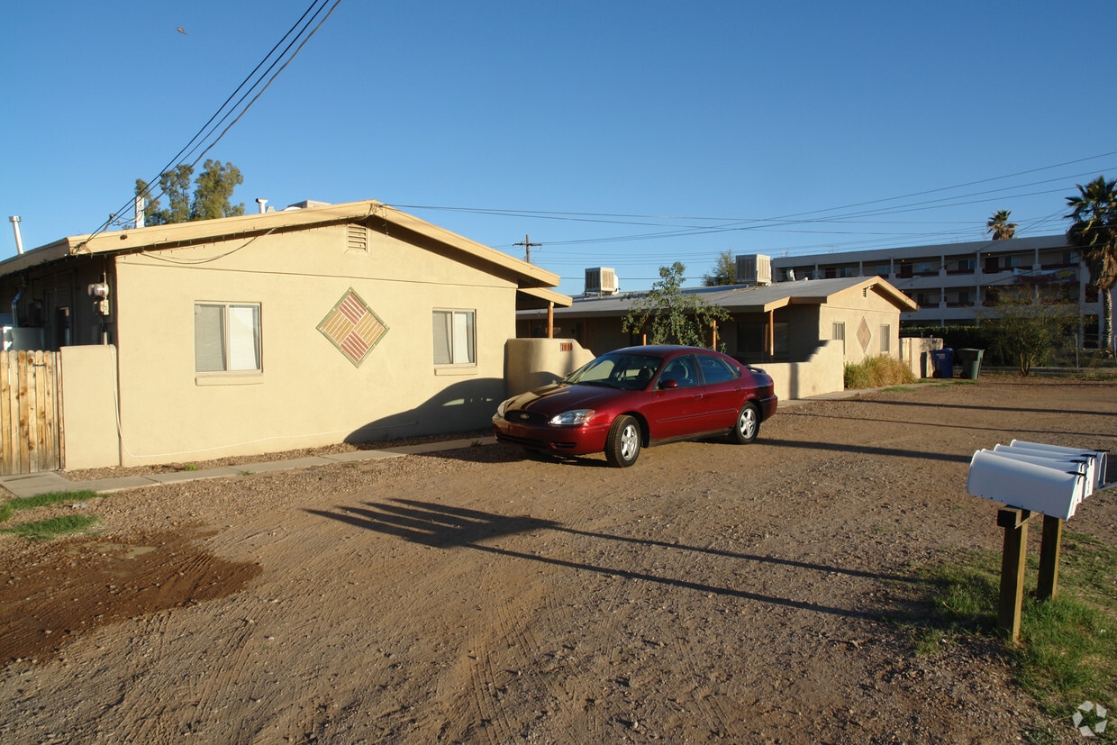 Primary Photo - 2610 N Dodge Blvd