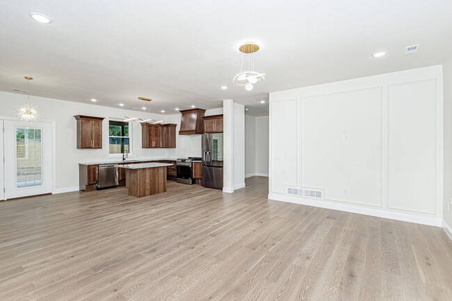 Building Photo - 1020 Crestland Ave